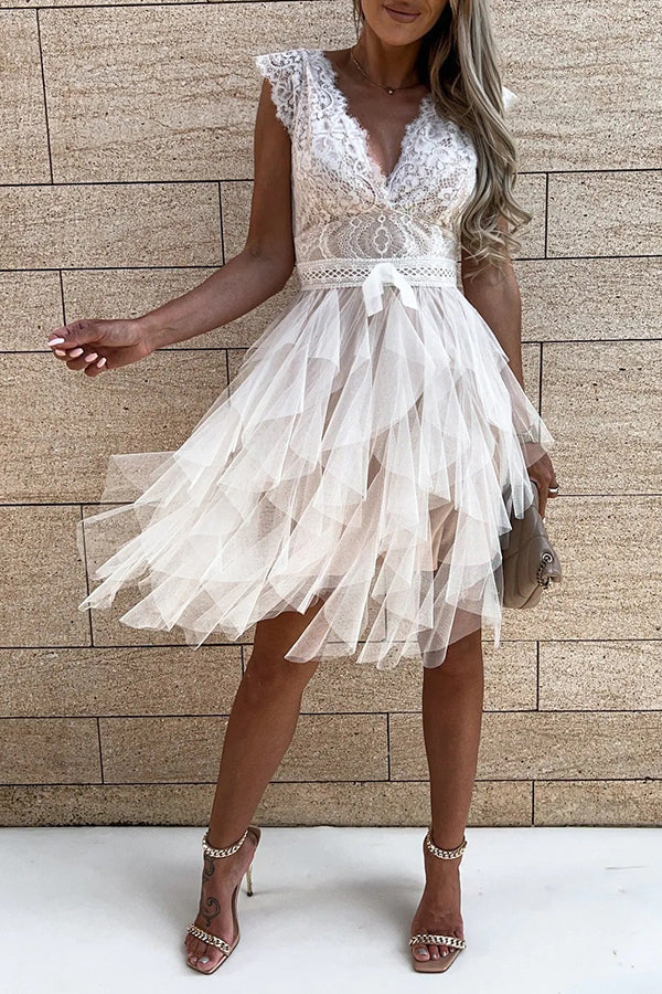 V-neck lace sleeveless dress