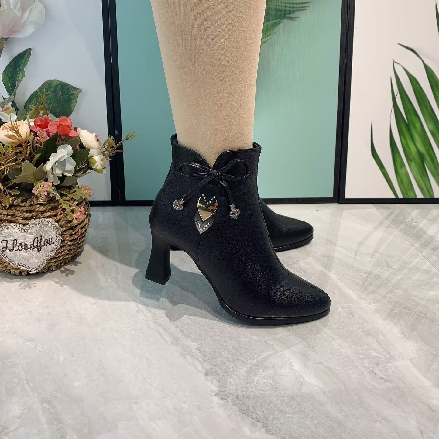 🔥 Fashionable pointed ankle boots with a bow