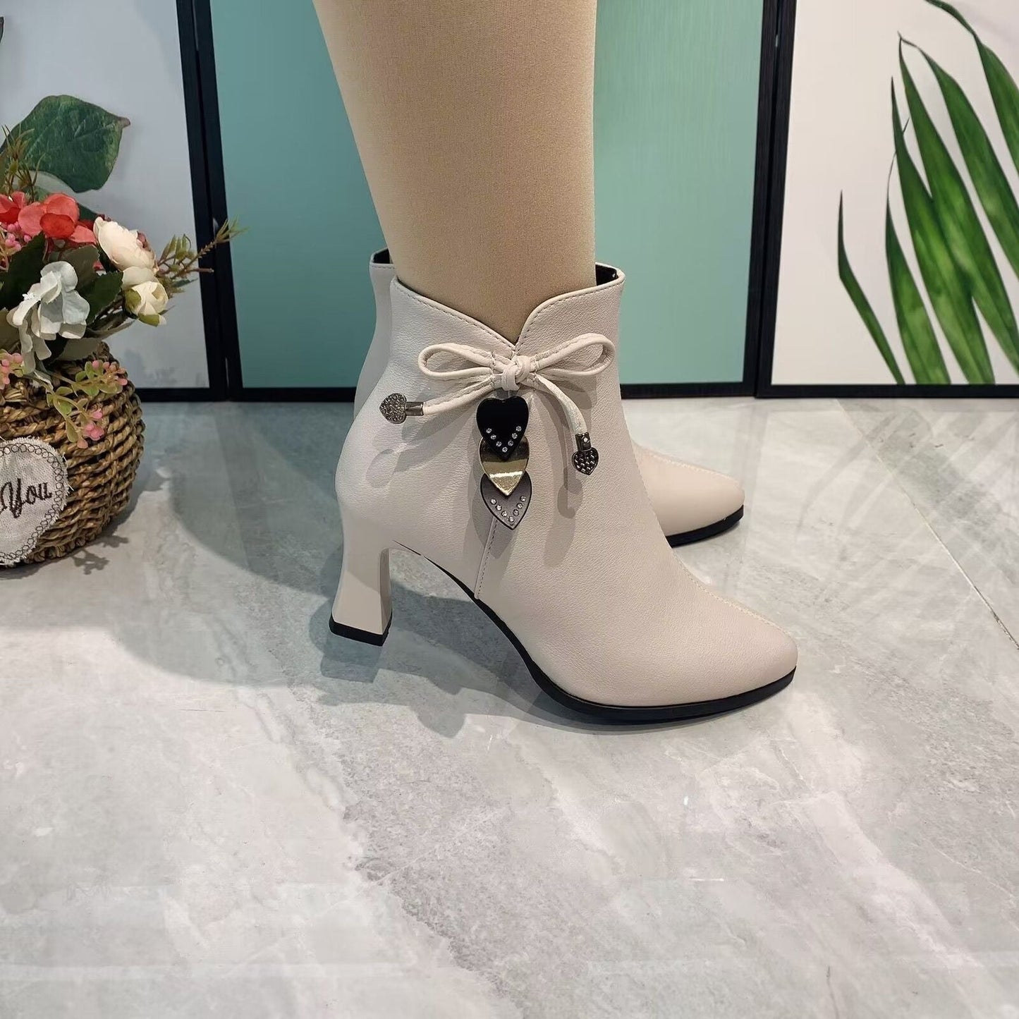 🔥 Fashionable pointed ankle boots with a bow