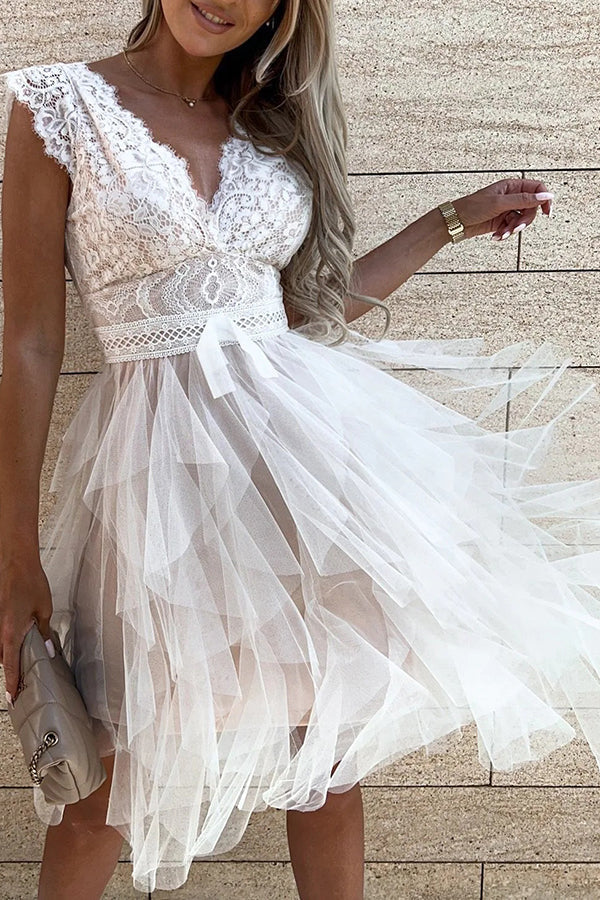 V-neck lace sleeveless dress