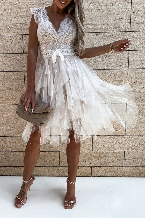 V-neck lace sleeveless dress