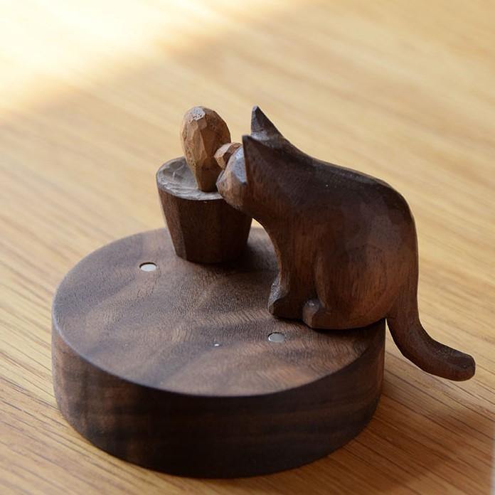 Wooden Hand-Carved Diffuser Decor for Essential oils Cat Meet with Meat DC